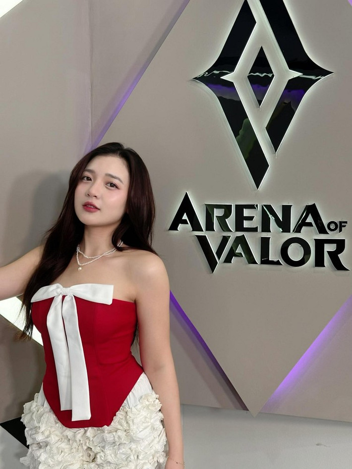 Dù không phải người bắt trend sớm, MC Phương Thảo vẫn khiến cộng đồng mạng “bấn loạn” với màn thể hiện cực cuốn trong trend “Tongue Sweet Come”.
