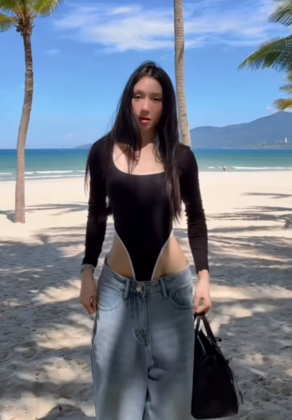 Nhiều người hâm mộ khen ngợi sự tự tin của cô, coi đó là tuyên ngôn thời trang cá tính và hiện đại.