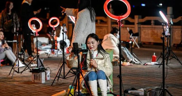 Khi “bong bóng livestream” xì hơi, nhiều streamer buộc phải rời Hàng Châu để tìm cơ hội mới hoặc chuyển sang ngành nghề khác.