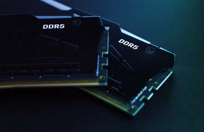 Nguyên nhân chính đến từ cơn khát phần cứng AI, khi các tập đoàn lớn đổ xô thu mua DDR5 và HBM cho trung tâm dữ liệu.