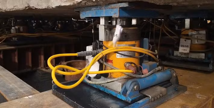 Các robot còn được tích hợp công nghệ học sâu cùng khả năng nhận diện địa chất và phát hiện chướng ngại vật dưới lòng đất, trong khi đội ngũ kỹ sư sử dụng công nghệ quét đám mây điểm kết hợp mô hình 3D và hệ thống BIM để đánh giá rủi ro, tối ưu phương án thi công và đảm bảo an toàn cho toàn bộ dự án.