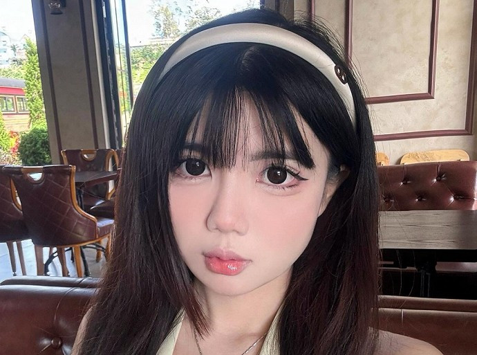 Hà Phương Boo tên thật là Trần Nhật Hà Phương, hiện đang học ngành Nhật Ngữ tại Nhật Bản.