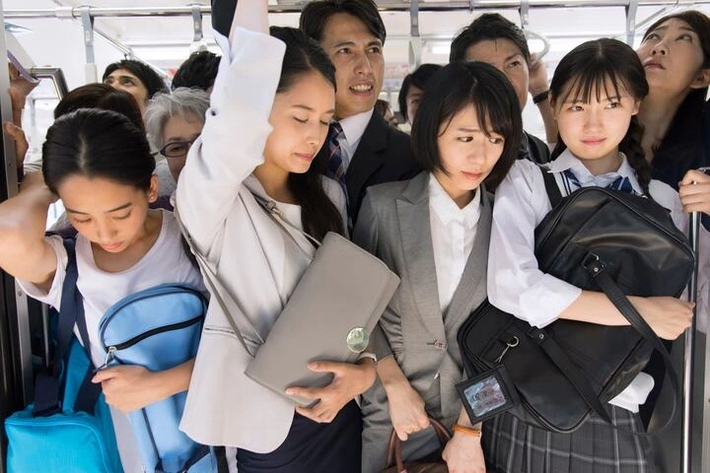 Hành khách thường hạn chế nói chuyện và chuyển điện thoại sang chế độ im lặng.