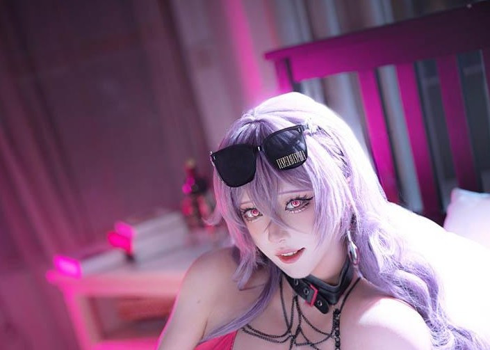 Trang phục ôm sát giúp tôn lên đường nét cơ thể, thể hiện sự tự tin và nữ tính.