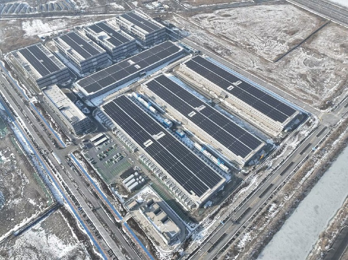 Các doanh nghiệp như Tencent đang thử nghiệm microgrid để tự sản xuất điện, nhưng lượng cung chỉ đáp ứng khoảng 15% nhu cầu.