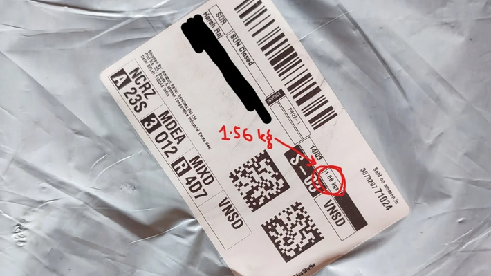 Seal sản phẩm bị can thiệp, mã vạch giả xuất hiện, và trọng lượng hộp chỉ 1,56 kg – gần bằng gói bột giặt, trong khi RTX 5090 thường nặng 2,5–3 kg.