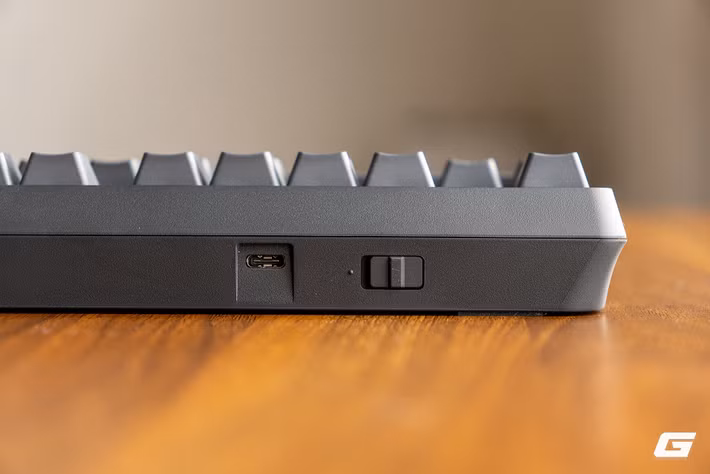Khác với những mẫu bàn phím custom thiên về âm “thock” trình diễn, Realforce R4 mang lại chất âm “thud” trầm, ngắn và kín tiếng hơn nhiều, giúp người dùng có thể gõ hàng giờ liên tục vào ban đêm mà không gây khó chịu cho người xung quanh trong môi trường văn phòng hoặc gia đình.(Ảnh: Genk)