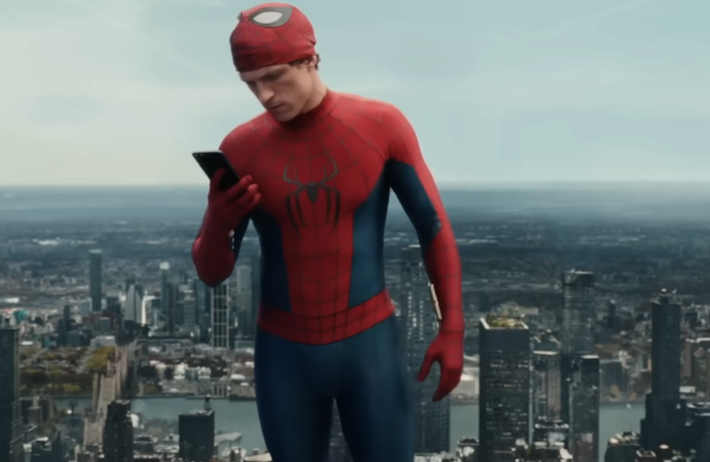 Peter được thấy đặt máy úp màn hình lên bề mặt kim loại gỉ và tì lực mạnh, điều tối kỵ với thiết bị màn hình gập.