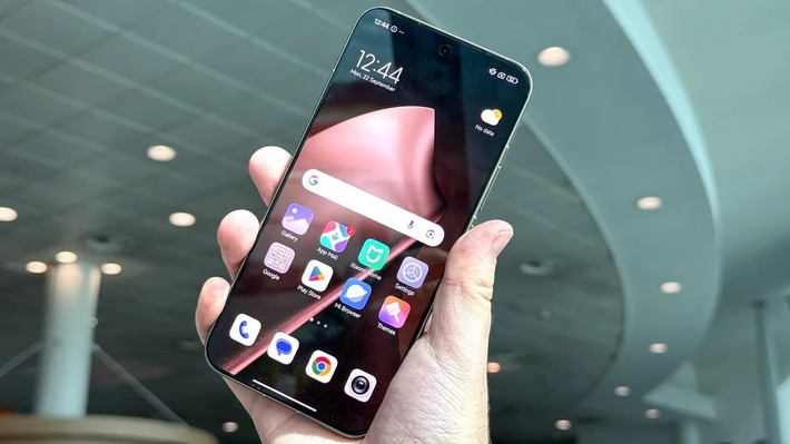 Máy được trang bị camera tele 50MP zoom quang 5x, zoom chất lượng quang học 10x và cảm biến chính 50MP hợp tác cùng Leica.