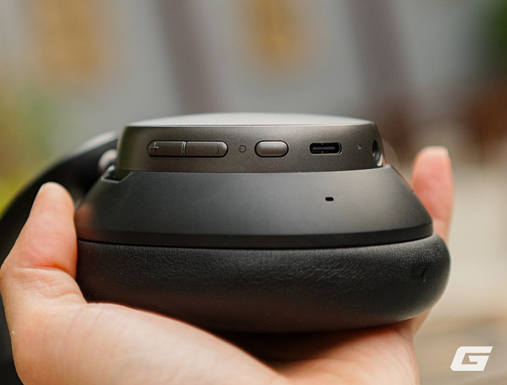 Chất âm thiên V-shape, bass mạnh, treble sáng, phù hợp với nhạc EDM, pop, rock sôi động.