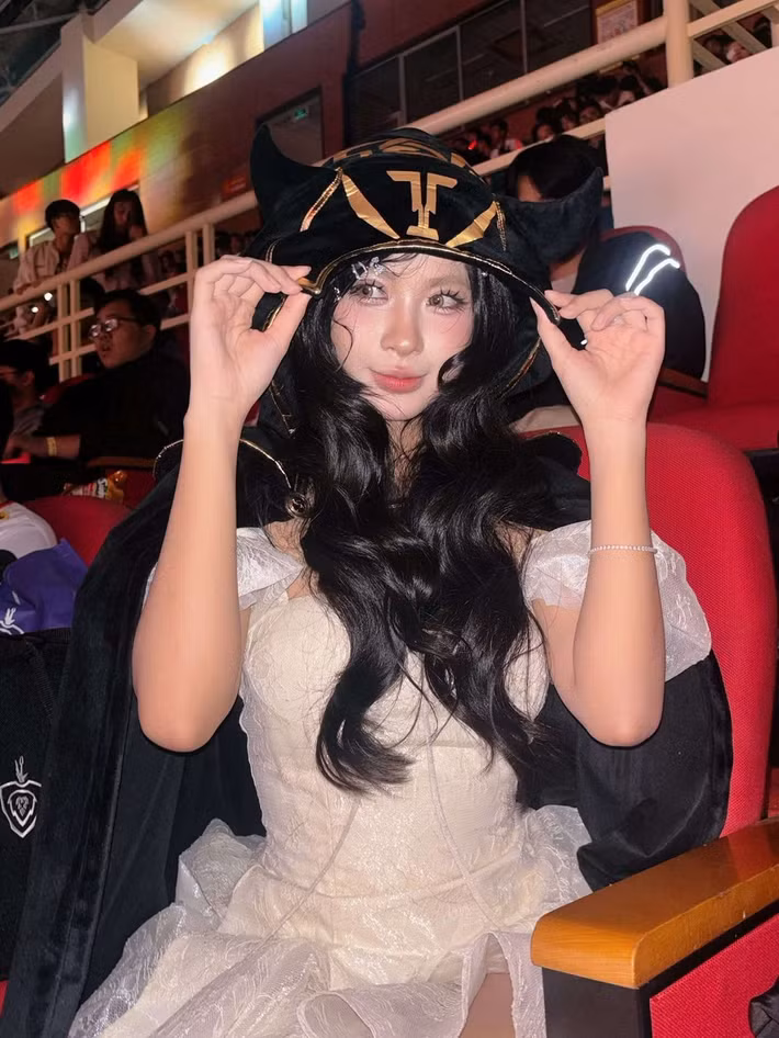 Chung kết ĐTDV mùa Đông 2025 thu hút sự chú ý không chỉ bởi các trận đấu mà còn bởi dàn mỹ nhân xuất hiện.