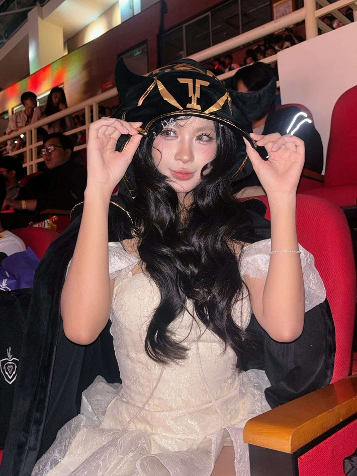 Chung kết ĐTDV mùa Đông 2025 thu hút sự chú ý không chỉ bởi các trận đấu mà còn bởi dàn mỹ nhân xuất hiện.