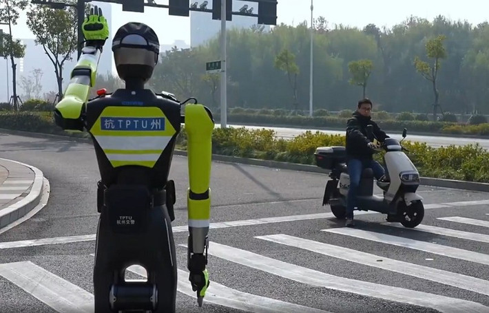 Khác với camera phạt nguội, robot này tương tác trực tiếp và hỗ trợ người đi bộ tại giao lộ.