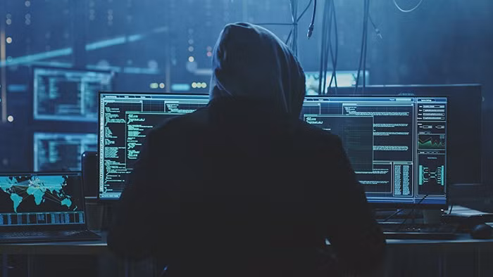 Điều đáng lo hơn là khi lớp xác thực bị phá vỡ, hacker không chỉ đánh cắp dữ liệu mà còn có thể giả mạo danh tính, chiếm quyền kiểm soát hệ thống và thực hiện giao dịch trái phép.