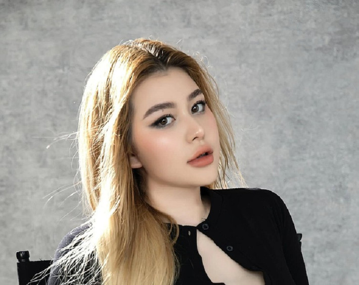 Dù không hoạt động nghệ thuật, Sunna (Wilson Nhật Anh, sinh năm 2002) vẫn là cái tên nổi bật trên mạng xã hội với gương mặt lai Tây và vóc dáng nóng bỏng.