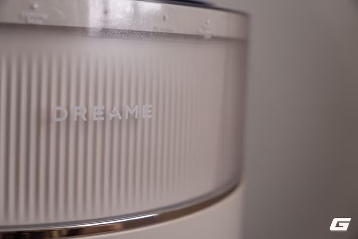 Điểm đặc biệt nhất trên Dreame FP10 nằm ở hệ thống Furcatch tự làm sạch filter, nơi một con lăn microfiber liên tục xoay quanh màng lọc để chủ động gom lông thú, tóc và bụi thô trước khi chúng gây nghẽn bộ lọc HEPA như trên các dòng máy lọc khí thông thường.(Ảnh: Genk)