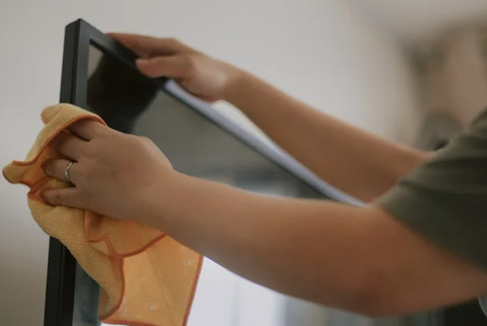 Bụi bẩn tích tụ lâu ngày có thể làm giảm chất lượng hình ảnh và gây mất thẩm mỹ.