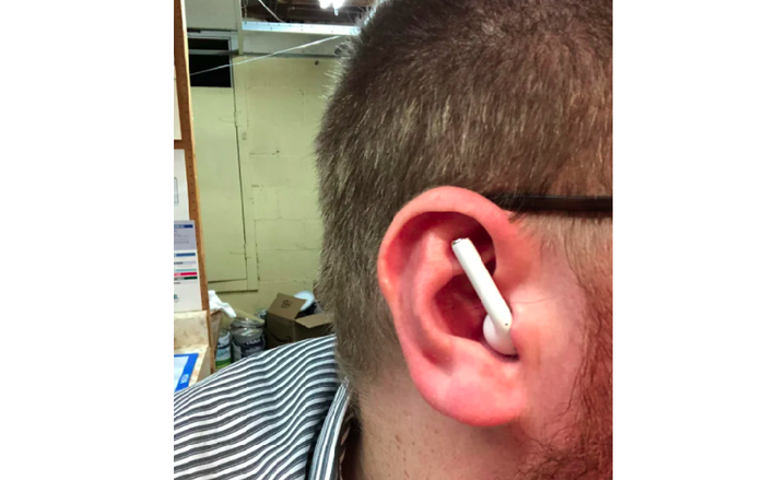 Cách đeo “dị” này cũng khiến thao tác bóp cuống để điều khiển nhạc hoặc chuyển chế độ gần như không thể thực hiện.