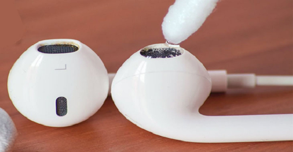 Cách vệ sinh đúng là dùng khăn mềm, dung dịch không cồn, tăm bông hoặc bàn chải lông mềm để làm sạch lưới loa và mic.