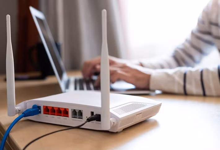 Ngoài ra, router và modem Internet cũng nên tiếp tục được cấp điện vì đây là trung tâm kết nối cho camera giám sát, hệ thống báo động và các thiết bị nhà thông minh, giúp chủ nhà có thể theo dõi tình hình từ xa và xử lý kịp thời nếu xảy ra sự cố bất thường.