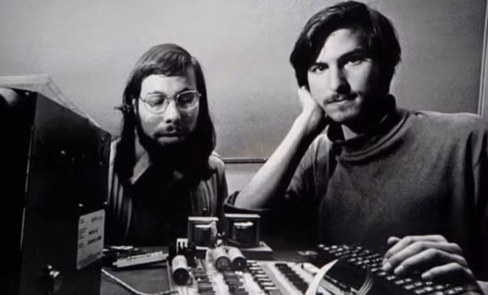 Sinh năm 1955 tại San Francisco, Mỹ, Steve Jobs cùng người bạn Steve Wozniak sáng lập Apple Computer vào năm 1976 với khát vọng đưa máy tính cá nhân đến gần hơn với mọi người thay vì chỉ phục vụ doanh nghiệp và giới nghiên cứu, mở ra một hướng đi hoàn toàn mới cho ngành công nghiệp công nghệ thời bấy giờ.