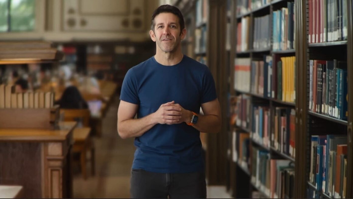 John Ternus, Phó chủ tịch cấp cao phụ trách kỹ thuật phần cứng, được xem là ứng viên số một.