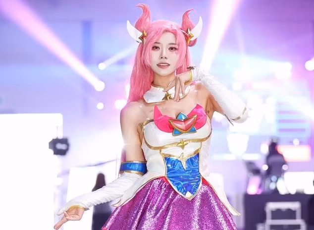 Vẻ đẹp hiện tại của cô không thua kém các hot streamer và người mẫu nổi tiếng.