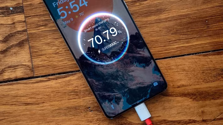 Trong khi đó, điện thoại Trung Quốc nổi bật với sạc nhanh 100W-120W nhưng bị nghi ngờ làm chai pin.