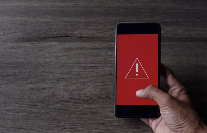 Khi bạn mở ứng dụng ngân hàng, Anatsa sẽ chèn một giao diện giả mạo nhằm lấy cắp mật khẩu và mã OTP.