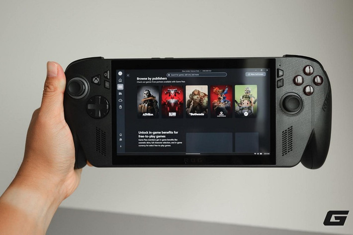 Nhờ chip AMD Ryzen AI Z2 Extreme, Xbox Ally X đạt hiệu năng cao hơn 20–30% so với thế hệ trước, duy trì FPS ổn định ngay cả ở chế độ Turbo.(Ảnh: Genk)