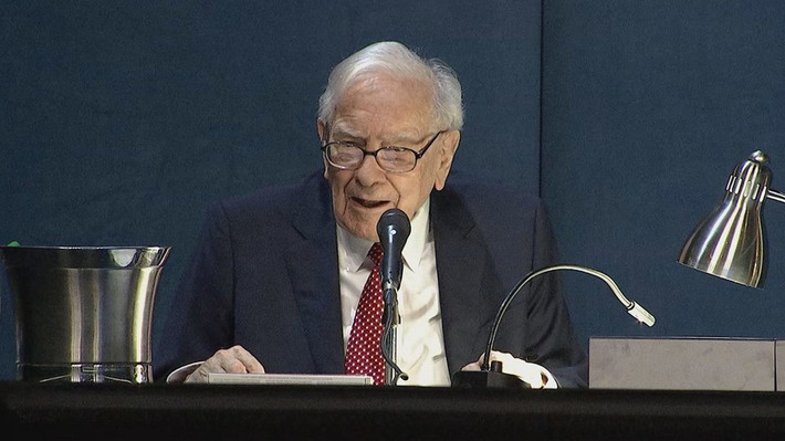 Warren Buffett, cựu CEO của Berkshire Hathaway và một trong những nhà đầu tư vĩ đại nhất mọi thời đại, vừa gây chú ý khi ví trí tuệ nhân tạo giống như vũ khí hạt nhân trong chương trình đặc biệt phát sóng trên CNBC.
