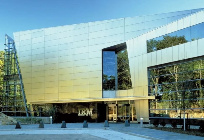 International Business Machines (IBM) xác nhận sẽ sa thải khoảng 2.500-3.000 nhân sự trong quý IV năm 2025. Động thái này nhằm tái cấu trúc lực lượng lao động, tập trung vào AI và điện toán đám mây lai.