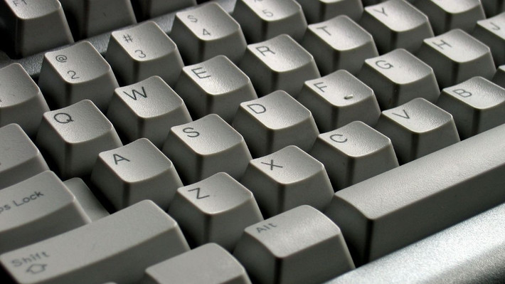 Một số chuyên gia cho rằng phím so le phù hợp hơn với độ cong tự nhiên của ngón tay.