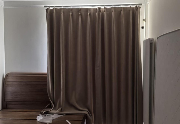 Rèm cửa đo theo thực tế cũng là món dễ “toang” nếu chỉ nhìn ảnh vì kích thước, chất liệu và màu sắc thường khác xa mong đợi.