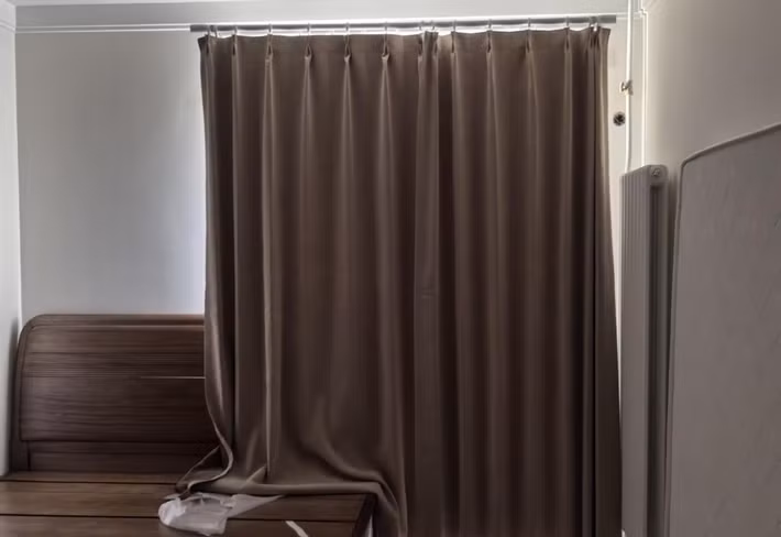Rèm cửa đo theo thực tế cũng là món dễ “toang” nếu chỉ nhìn ảnh vì kích thước, chất liệu và màu sắc thường khác xa mong đợi.