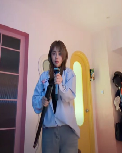 Thế nhưng thanh kiếm bất ngờ gãy đôi ngay trước ống kính khiến MisThy sững người.