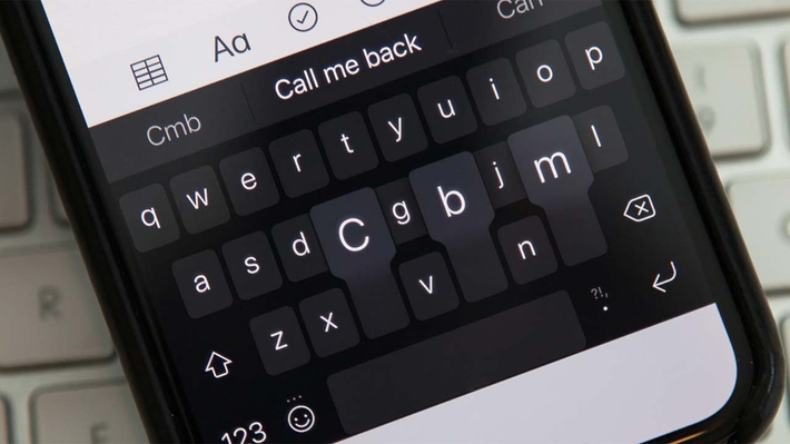 Bàn phím iPhone cũng có thể biến thành trackpad ảo chỉ bằng cách nhấn giữ phím cách để di chuyển con trỏ chính xác hơn.