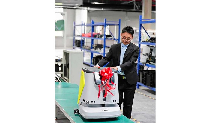 Nhận thấy công việc lặp đi lặp lại trong ngành F&amp;B có thể được tự động hóa, ông nhìn ra cơ hội trị giá hàng chục tỷ USD cho robot dịch vụ.