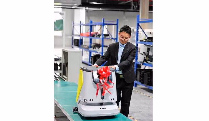 Nhận thấy công việc lặp đi lặp lại trong ngành F&amp;B có thể được tự động hóa, ông nhìn ra cơ hội trị giá hàng chục tỷ USD cho robot dịch vụ.