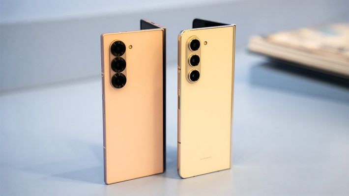 Giá khởi điểm từ 46,99 triệu đồng, được đánh giá là điện thoại gập toàn diện nhất hiện nay.