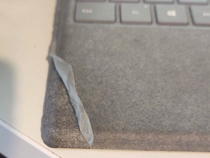 Bàn phím Alcantara dễ sờn rách, không thể tái chế, tạo ra lượng rác thải nhựa lớn.