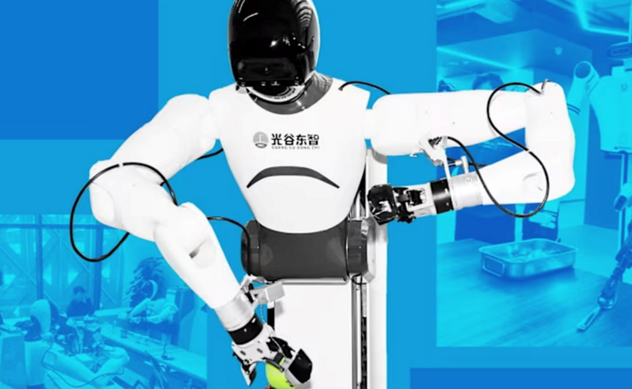 Tại một cơ sở nghiên cứu robot rộng khoảng 12.000 m² ở Wuhan, các kỹ sư trẻ đang huấn luyện robot hình người thực hiện những công việc đời thường như lau bàn, gấp quần áo hay phục vụ đồ ăn.