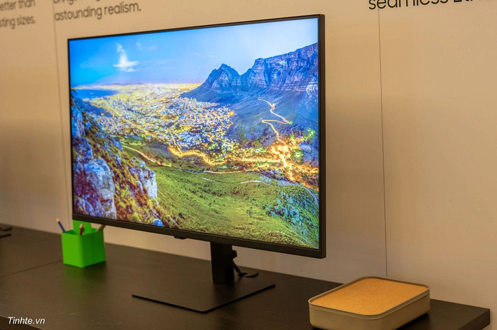 ViewFinity S8 hỗ trợ đa nhiệm vượt trội, hiển thị nhiều cửa sổ cùng lúc, thay thế thiết lập kép. (Ảnh: tinhte.vn)