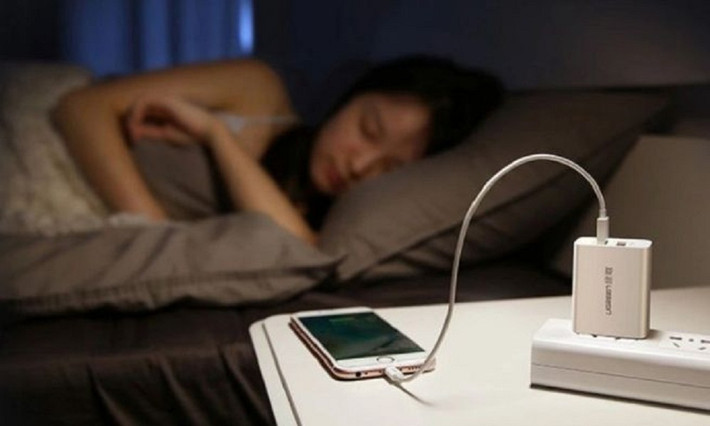 Việc sạc qua đêm cũng không còn nguy hiểm nhờ hệ thống sạc thông minh trên điện thoại hiện đại.