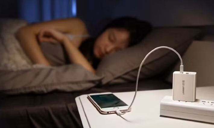 Việc sạc qua đêm cũng không còn nguy hiểm nhờ hệ thống sạc thông minh trên điện thoại hiện đại.