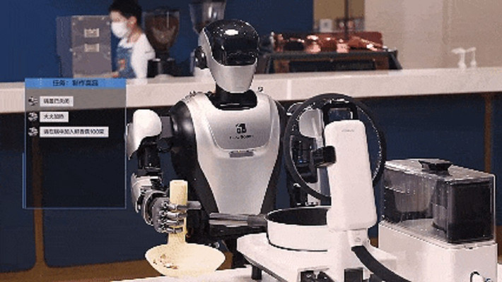 Chương trình đào tạo áp dụng mô hình hai người kèm một robot, giúp máy học nhanh hàng chục kỹ năng trong nhiều lĩnh vực khác nhau.