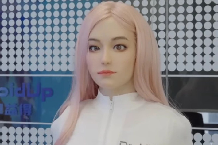 Sự xuất hiện của Moya gây tranh luận mạnh mẽ, nhiều người kinh ngạc nhưng cũng lo ngại hiệu ứng “thung lũng kỳ lạ”.