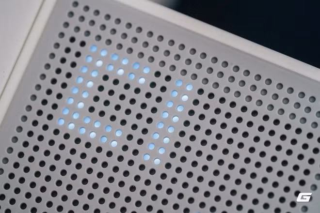 Điểm đặc biệt là màn hình dot-matrix hiển thị watt theo thời gian thực, tạo trải nghiệm thú vị.(Ảnh: Genk)