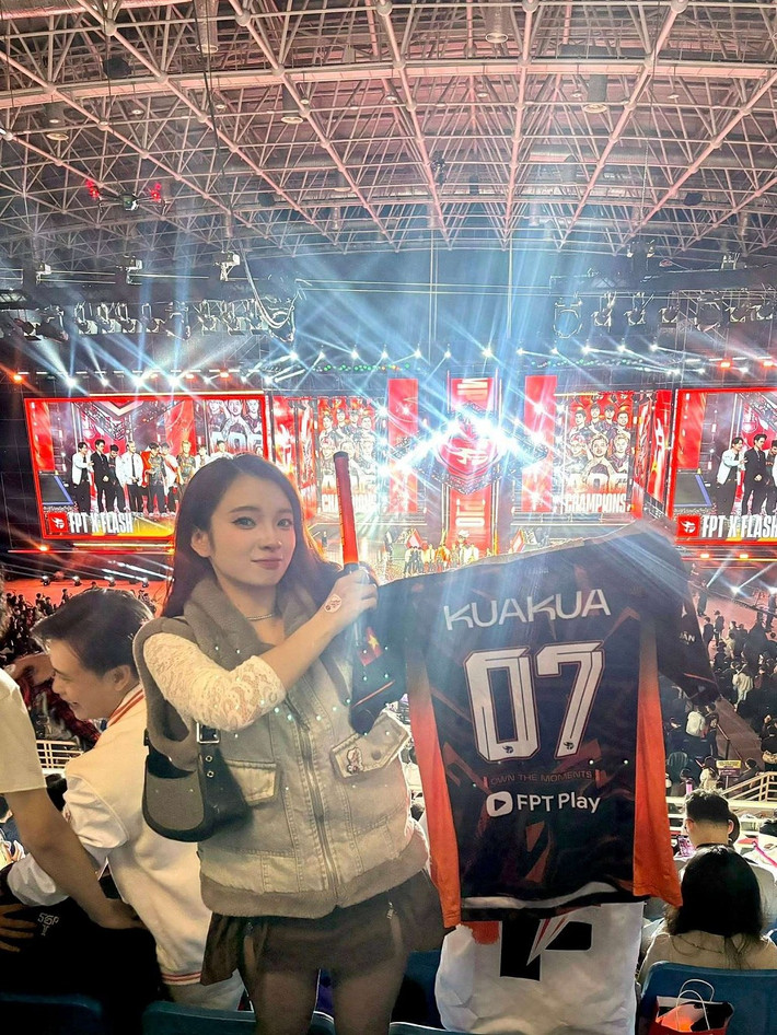 FPT KuaKua cổ vũ hết mình cho FPT x Flash, khiến khán đài thêm phần sôi động.