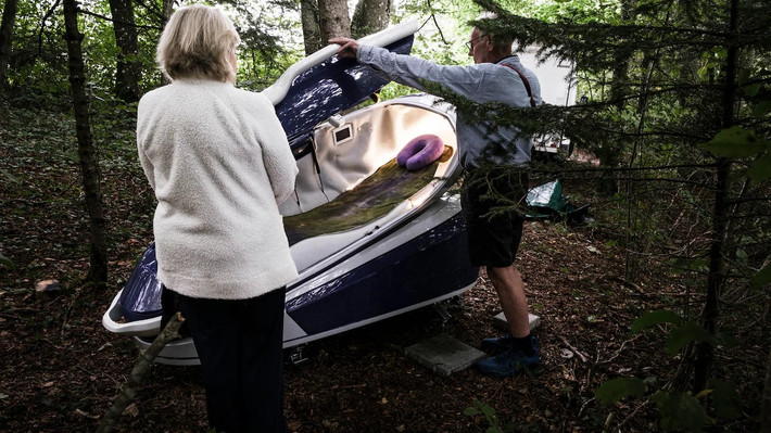 Tranh cãi bùng nổ từ vụ việc năm 2024, khi một phụ nữ Mỹ sử dụng Sarco tại Thụy Sĩ sau khi được bác sĩ tâm thần đánh giá.